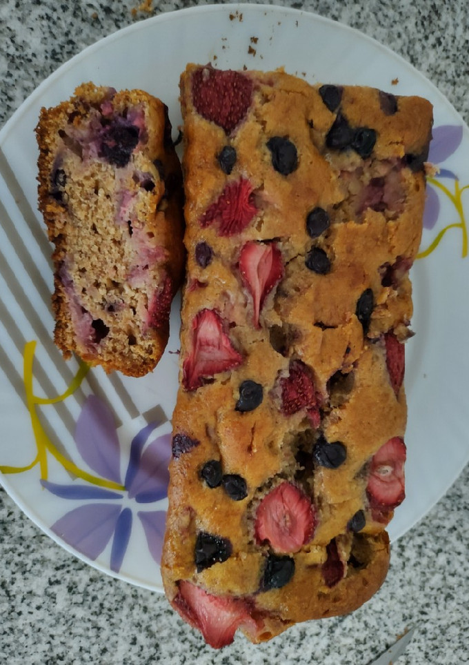 Una foto de Budín de harina integral con banana y frutos rojos