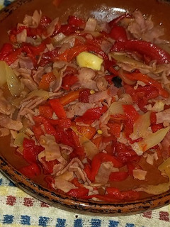 Una foto de Lacón con pimientos de piquillo con ajo encebollado