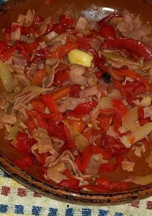 Una foto de Lacón con pimientos de piquillo con ajo encebollado