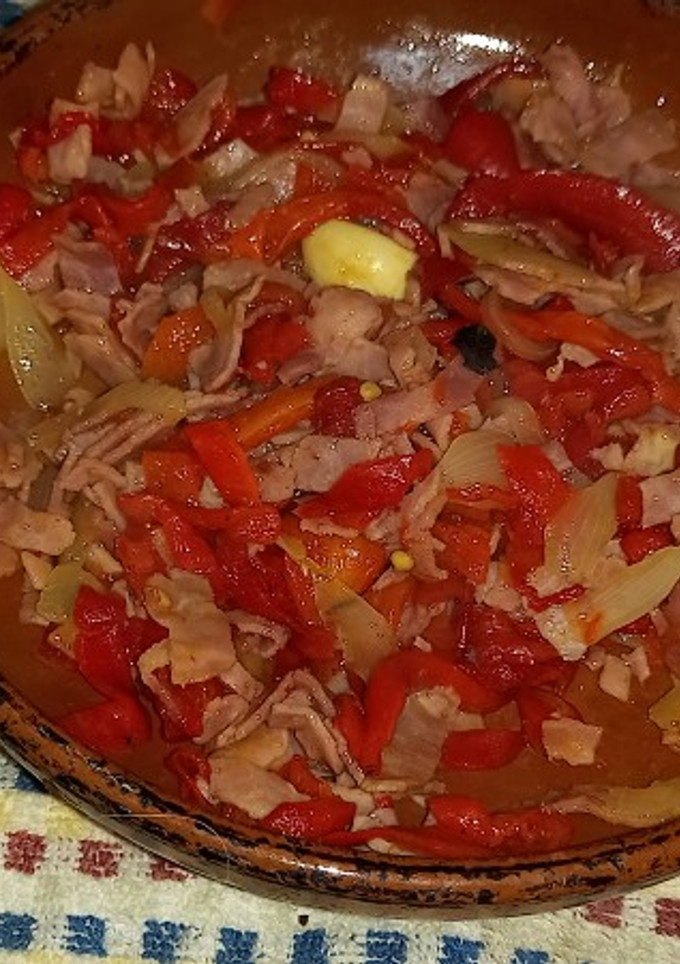 Una foto de Lacón con pimientos de piquillo con ajo encebollado