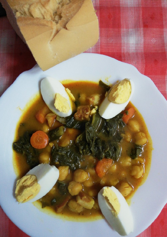 Una foto de Garbanzos con acelga de Manolo Domínguez
