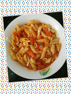Una foto de Macarrones en salsa de tomates maduros