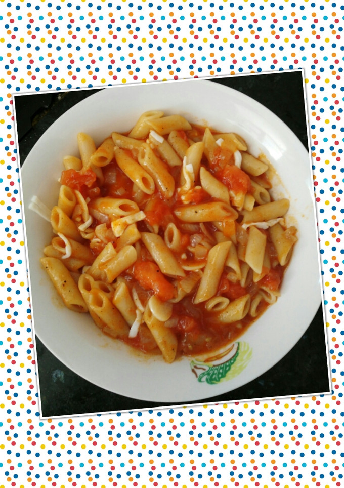 Una foto de Macarrones en salsa de tomates maduros