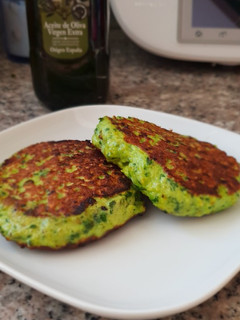Una foto de Hamburguesas de pavo/pollo y espinacas