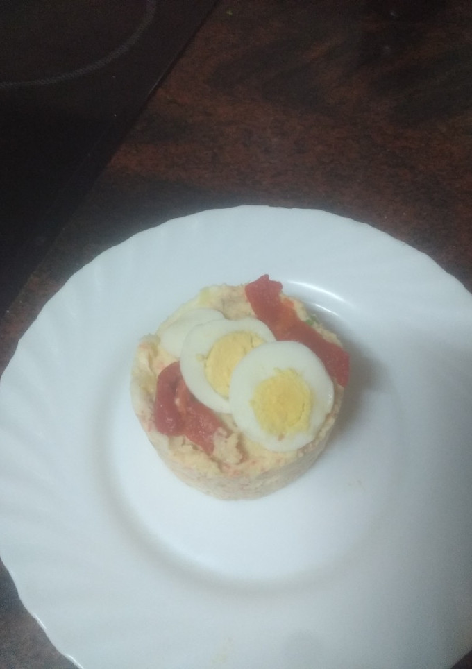 Una foto de Ensaladilla rusa con palitos de cangrejo, atún y langostinos