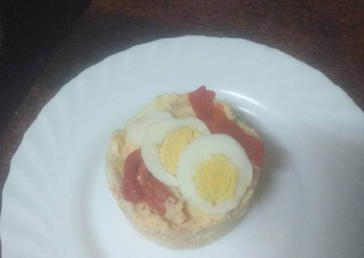 Ensaladilla rusa con palitos de cangrejo, atún y langostinos