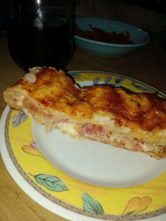 Una foto de Calzone para algunos, pizza rellena para otros