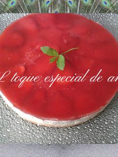 Una foto de Tarta caprichosa de queso y fresas