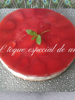 Una foto de Tarta caprichosa de queso y fresas