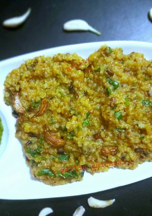 ગાર્લિક ખીચડી (Garlic Khichdi Recipe In Gujarati) રેસીપી મુખ્ય ફોટો