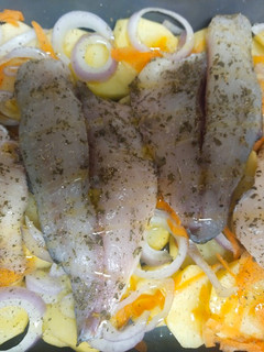 Una foto de Dorada Al horno con guarnición