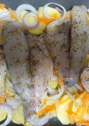 Una foto de Dorada Al horno con guarnición