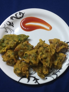 पालक-प्याज पकौड़े(palak pyaz pakoda recipe in hindi) रेसिपी मुख्य फोटो