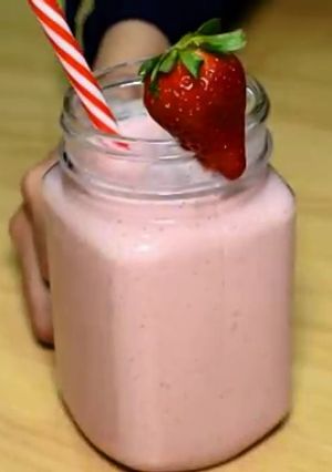 A picture of Strawberry🍓 milkshake.