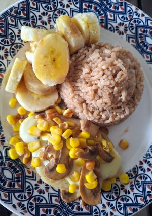 Una foto de Tilapia con queso, champiñones y maíz