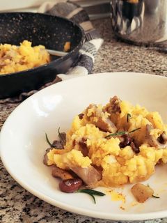 Una foto de Patatas revolconas con salteado de setas de chopo