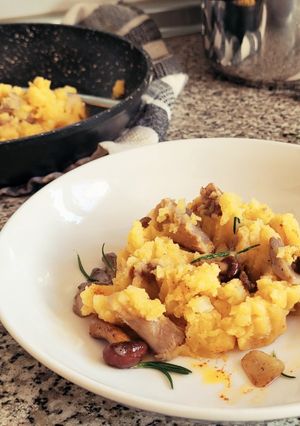 Una foto de Patatas revolconas con salteado de setas de chopo