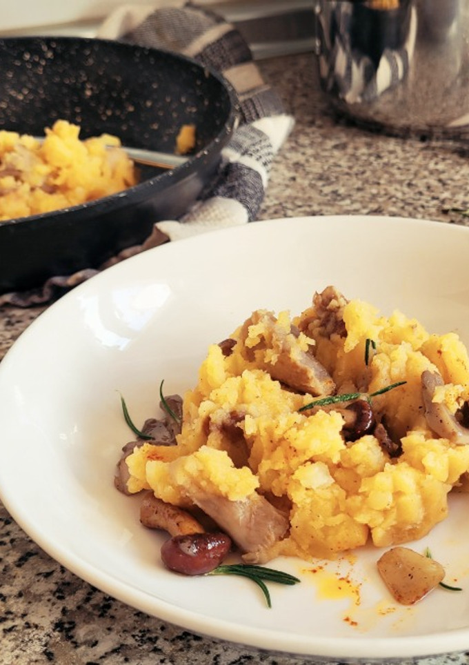 Una foto de Patatas revolconas con salteado de setas de chopo