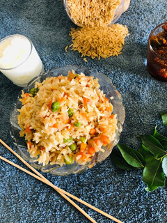 ફ્રાઇડ બ્રાઉન રાઇસ (fried brown rice recipe in Gujarati) રેસીપી મુખ્ય ફોટો