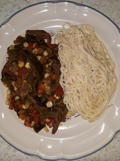 Una foto de Carne con rajas y elote