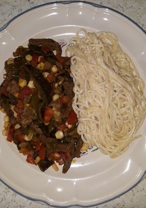 Una foto de Carne con rajas y elote