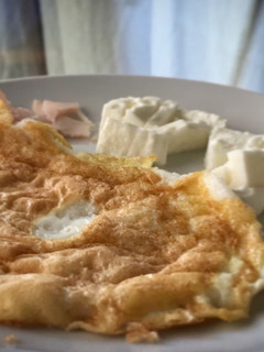 Una foto de Tortilla francesa BLW con queso y pavo