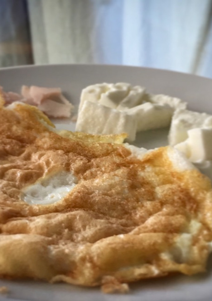 Una foto de Tortilla francesa BLW con queso y pavo