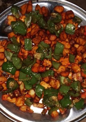 গাজর পনির ও ক্যাপ্সিকাম ভাজা (gajar paneer capsicum bhaja recipe in Bengali) রেসিপির প্রধান ছবি