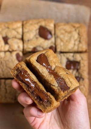 Una foto de Brownie estilo cookie con mantequilla dorada