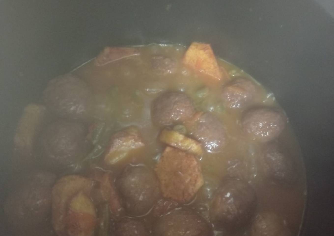 Albóndigas en salsa con patata y judías verdes