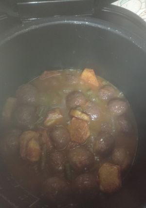 Una foto de Albóndigas en salsa con patata y judías verdes