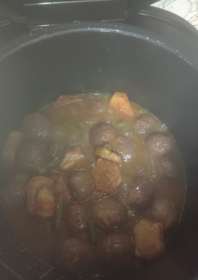 Una foto de Albóndigas en salsa con patata y judías verdes