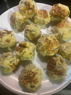 Una foto de Patatas rellenas de gulas con gambas