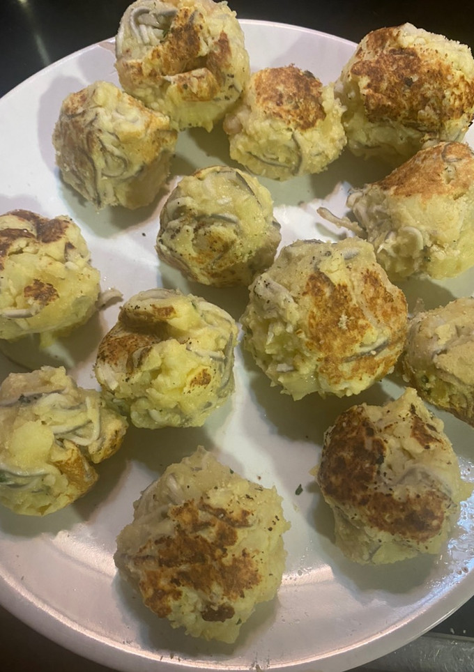 Una foto de Patatas rellenas de gulas con gambas