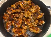 Una foto di alette di pollo paprika
