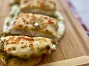 Una foto de focaccia rellena