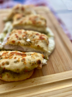 Una foto de Focaccia rellena con pesto y burrata