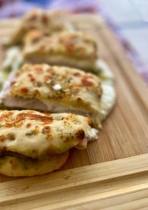 Una foto de Focaccia rellena con pesto y burrata