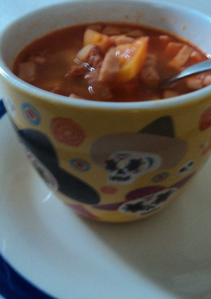 Una foto de Frijoles con salchicha, chorizo y cebolla con cerveza a la mexicana