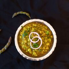 A picture of Green gravy Lilva beans curry.