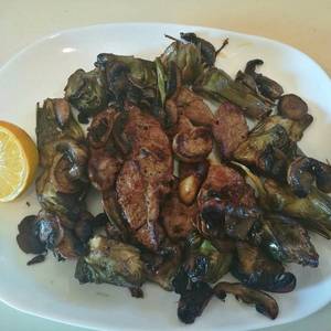 Hígado de cabrito con alcachofas y champiñones