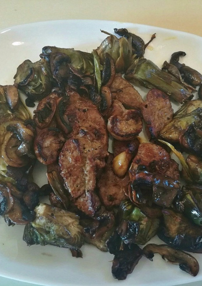 Una foto de Hígado de cabrito con alcachofas y champiñones