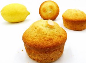 Foto di Muffin soffici al Limoncello con cuore croccante di mandorla