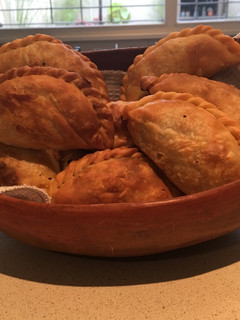 Una foto de Empanadas de carne cortada a cuchillo