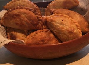 Una foto de Empanadas de carne cortada a cuchillo