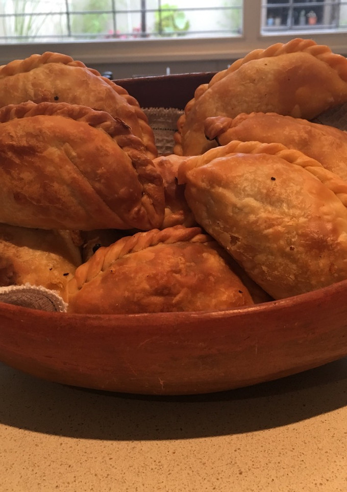 Una foto de Empanadas de carne cortada a cuchillo