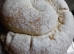 Una foto de Ensaimada de Mallorca rellena de crema pastelara y dulce de leche