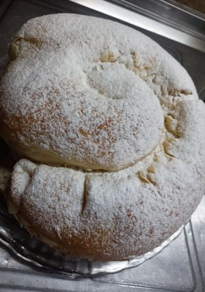 Una foto de Ensaimada de Mallorca rellena de crema pastelara y dulce de leche