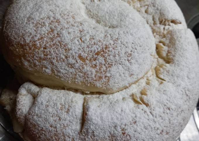 Ensaimada de Mallorca rellena de crema pastelara y dulce de leche ...