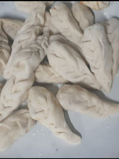 A picture of Chinese dumblings (pot stickers).